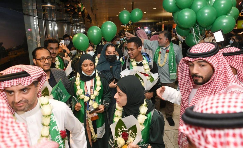 السعوديون يحتفون بأبناء الوطن الفائزين في «آيسف»