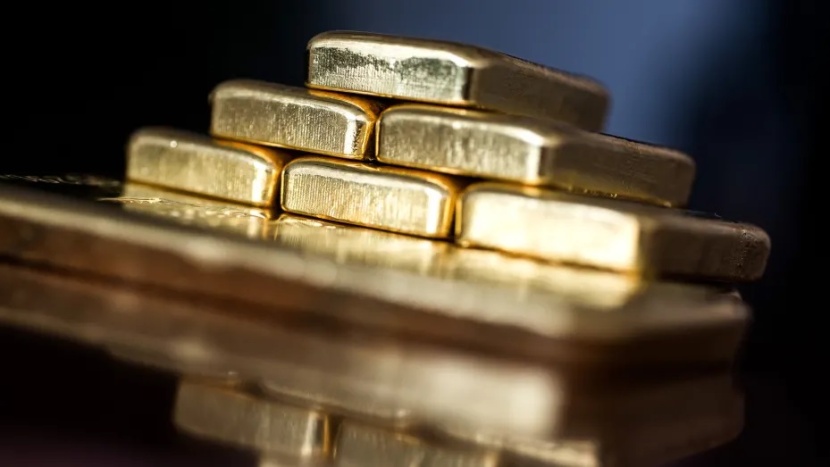الذهب يستقر مدعوما بانخفاض الدولار والبلاديوم يتراجع 1.2%