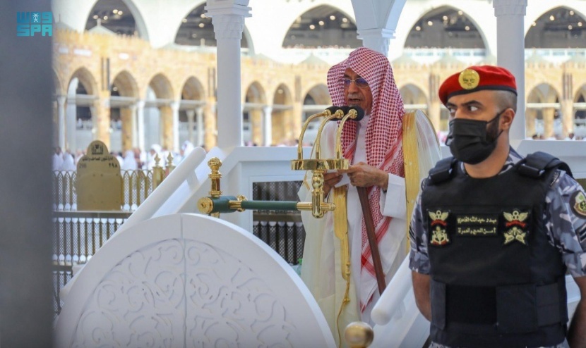 جموع غفيرة من المصلين في الحرمين الشريفين خلال صلاة عيد الفطر