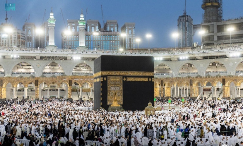 جموع غفيرة من المصلين في الحرمين الشريفين خلال صلاة عيد الفطر