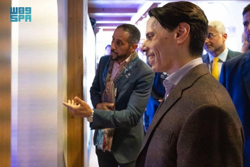 وزير الخارجية يزور جناح "مجلس شباب مسك" و "المقهى السعودي" في منتدى دافوس 2022