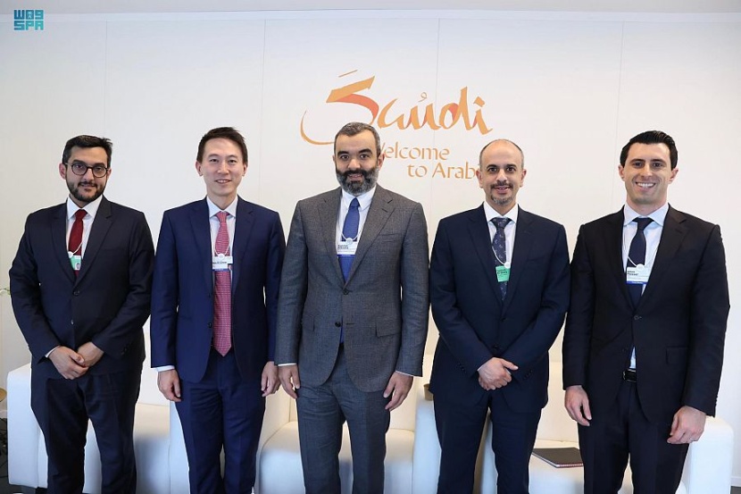 وزير الاتصالات يبحث الفرص الاستثمارية مع عدد من تنفيذي الشركات التقنية العالمية
