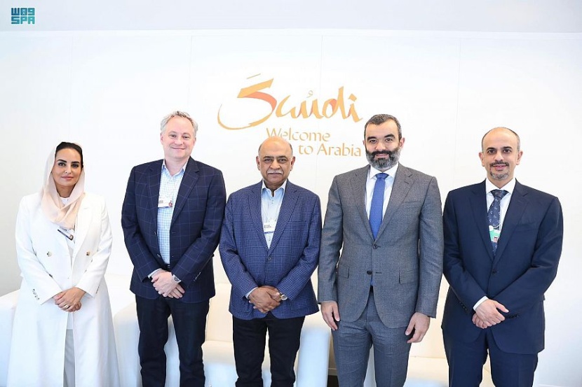 وزير الاتصالات يبحث الفرص الاستثمارية مع عدد من تنفيذي الشركات التقنية العالمية