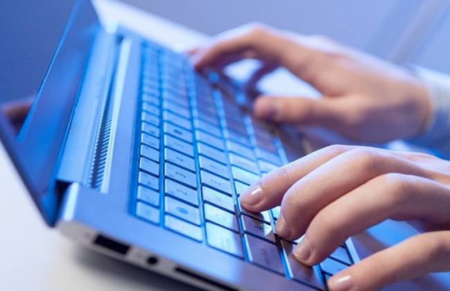 المكفوفون في فرنسا يواجهون رحلة شاقة لتصفح الإنترنت