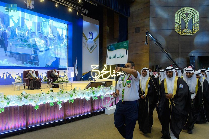 أمير المدينة يرعى حفل تخريج طلاب جامعة طيبة