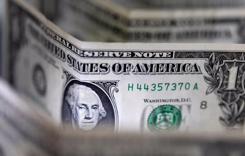 الدولار يرتفع عن أقل مستوى في شهر واليورو يتراجع 0.6%