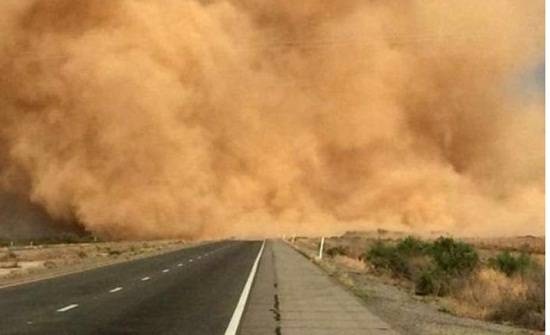 الغبار .. خسائر بالمليارات وغذاء للأسماك