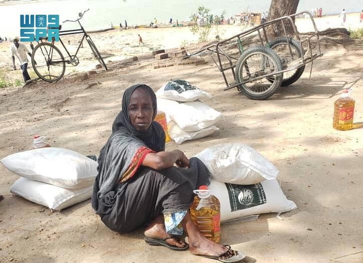 مركز الملك سلمان للإغاثة يوزع أكثر من 1800 سلة غذائية في تشاد والصومال