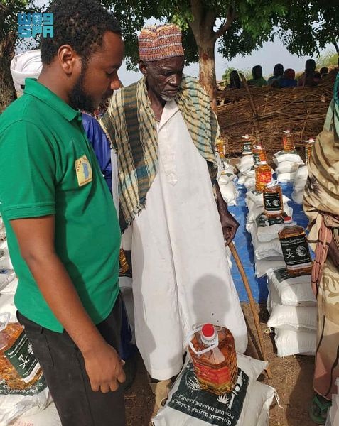 مركز الملك سلمان للإغاثة يوزع أكثر من 1800 سلة غذائية في تشاد والصومال