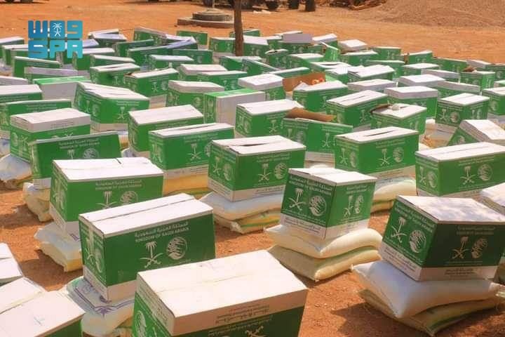 مركز الملك سلمان للإغاثة يوزع أكثر من 1800 سلة غذائية في تشاد والصومال