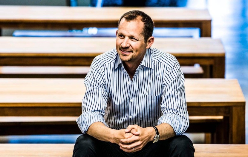 رئيس «كورسيرا» الرحالة يتبنى العمل المرن لجذب أفضل المواهب