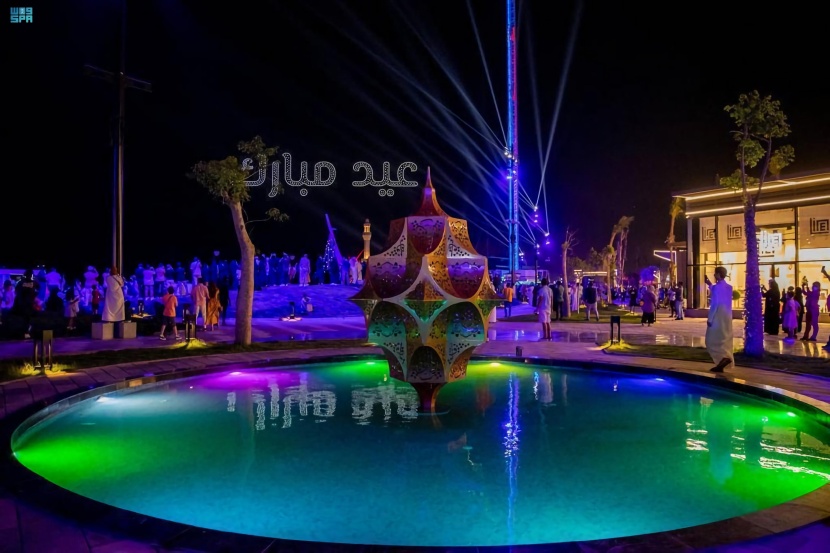 الألعاب النارية ترسم لوحة جمالية في سماء جدة