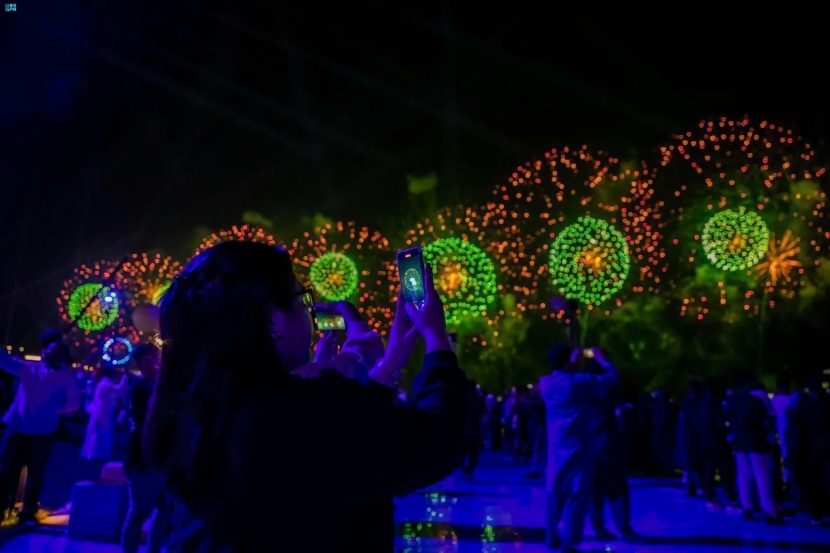 الألعاب النارية ترسم لوحة جمالية في سماء جدة