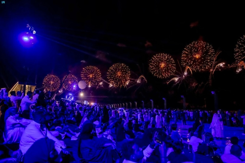 الألعاب النارية ترسم لوحة جمالية في سماء جدة