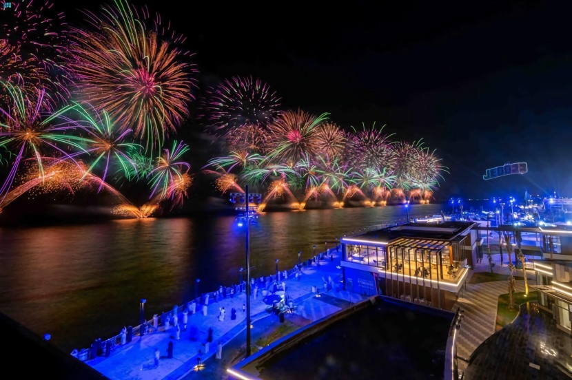 الألعاب النارية ترسم لوحة جمالية في سماء جدة