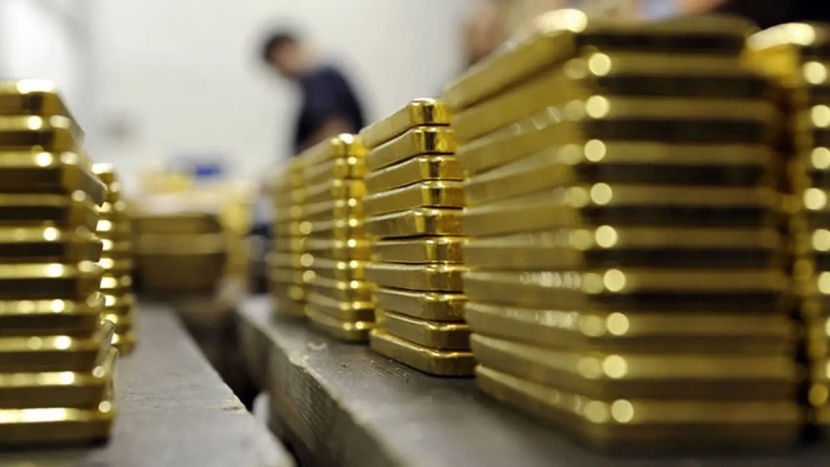 الذهب بصدد خسارة شهرية 2.5% مع ارتفاع الدولار وعائدات السندات