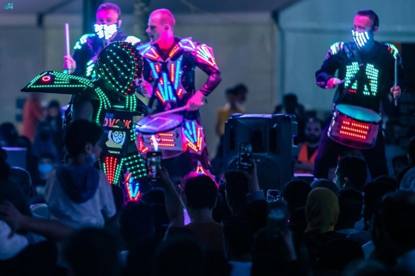 الفرق الاستعراضية التفاعلية تبهر زوار موسم جدة في "آرت بروميناد"