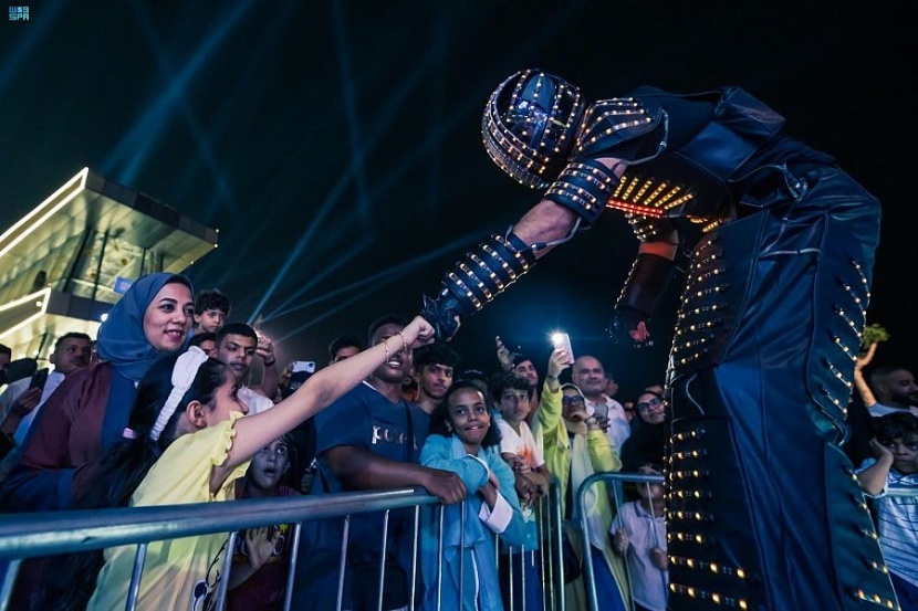 الفرق الاستعراضية التفاعلية تبهر زوار موسم جدة في "آرت بروميناد"