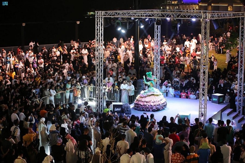 الفرق الاستعراضية التفاعلية تبهر زوار موسم جدة في "آرت بروميناد"