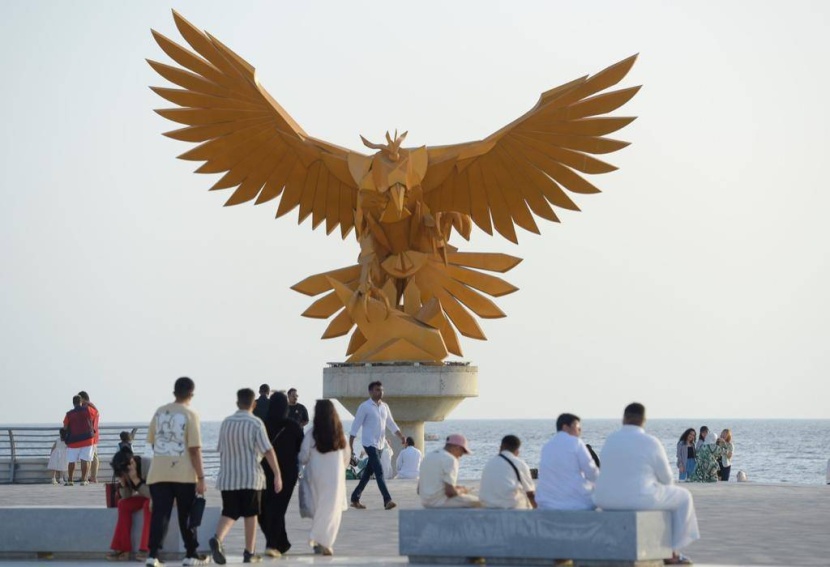 "جدة آرت" .. صقر ذهبي وتنوع ثقافي وإبداع شبابي