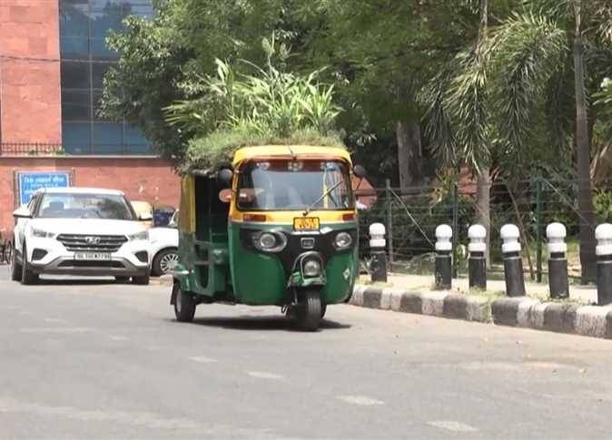 هندي يحول سقف «توك توك» إلى حديقة تجذب الركاب