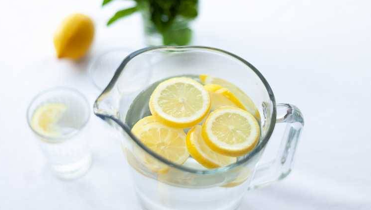 دراسة: «ماء الليمون» لا ينقص الوزن