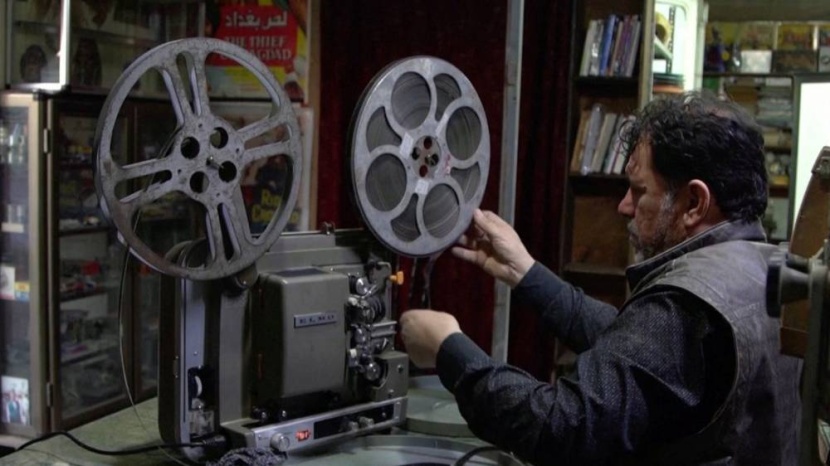 حبا للفن السابع .. عراقي يحول نصف منزله إلى سينما