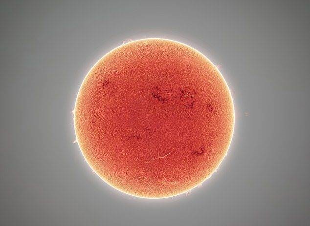 فوتوغرافي يلتقط بلازما دوامة على سطح الشمس من منزله