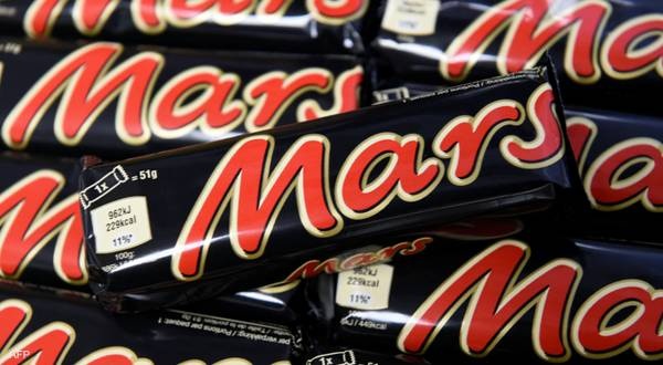 إنقاذ عاملين سقطا في وعاء شوكولاتة ضخم في مصنع «مارس»