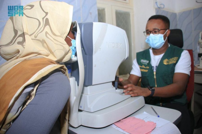 مركز الملك سلمان للإغاثة يجري 441 عملية جراحية للعيون في السودان