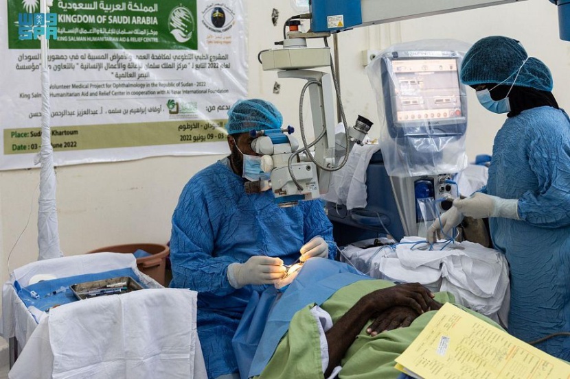 مركز الملك سلمان يجري 400 عملية جراحية للعيون في الخرطوم