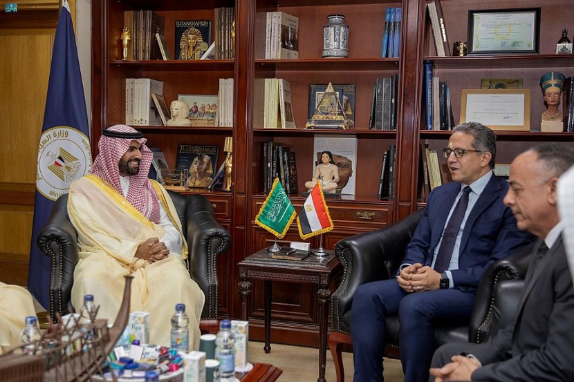 وزير الثقافة يلتقي بوزير السياحة والآثار بجمهورية مصر العربية