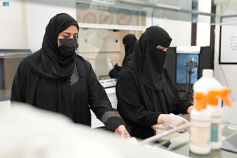 تدشين مركز لترميم المخطوطات والوثائق النادرة في مكتبة الملك عبدالعزيز