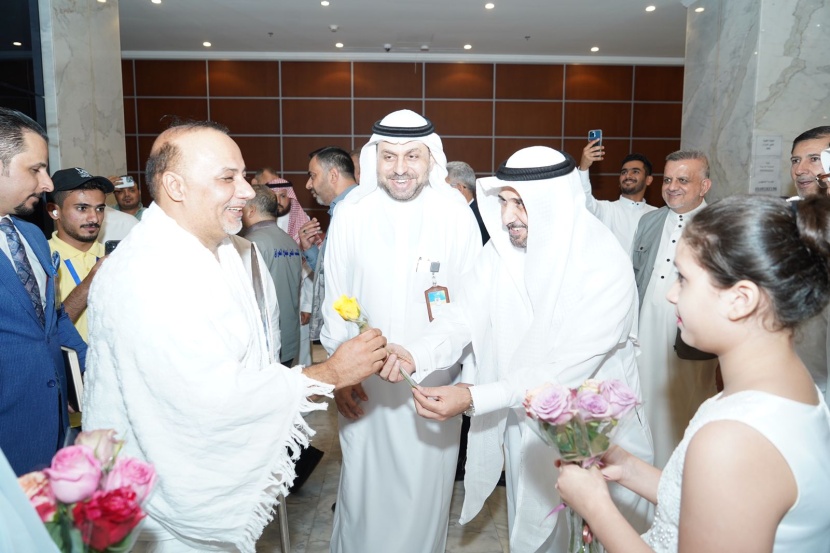 استقبال الفوج الأول من حجاج العراق بالورود وماء زمزم