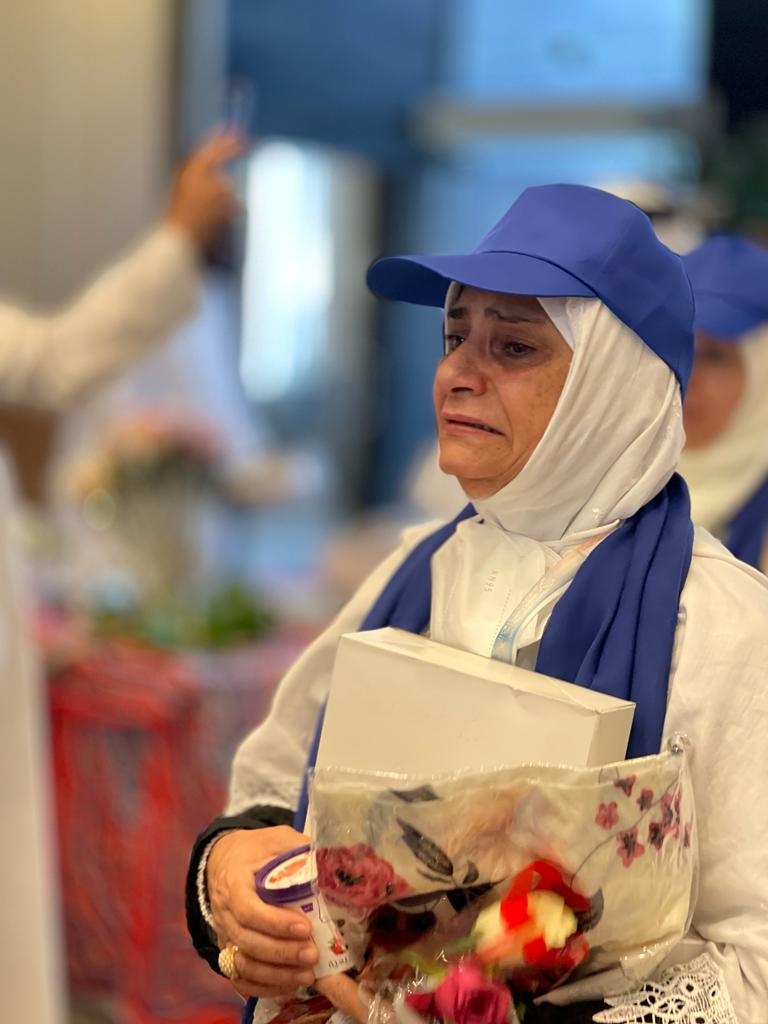 استقبال الفوج الأول من حجاج العراق بالورود وماء زمزم