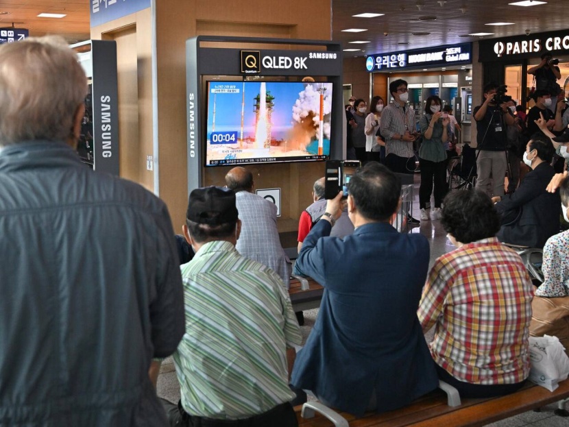 كوريا الجنوبية تطلق أول صاروخ فضائي محلي الصنع