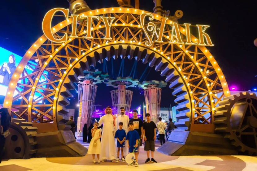 «موسم جدة» يستضيف أبناء الشهداء .. والألعاب النارية ترفع الطلب على القوارب