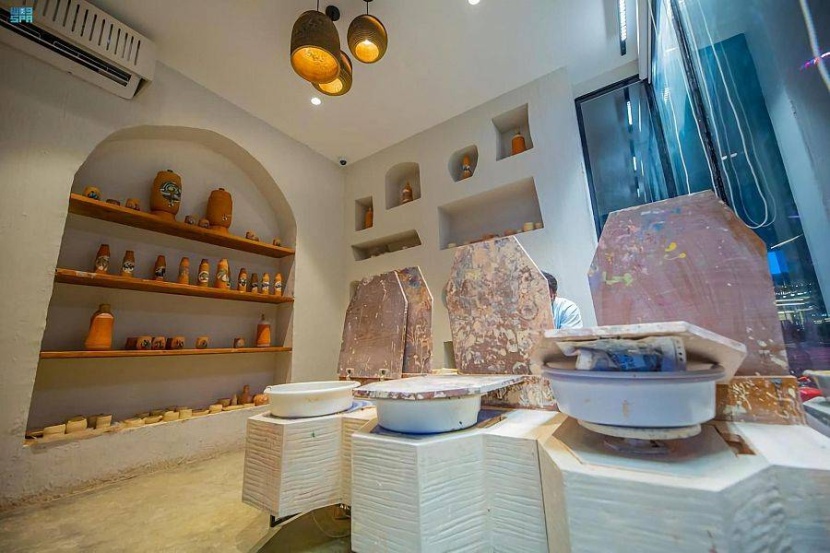 «موسم جدة» يستحضر مهنة صناعة الفخار ويتيح للزوار خوض التجربة