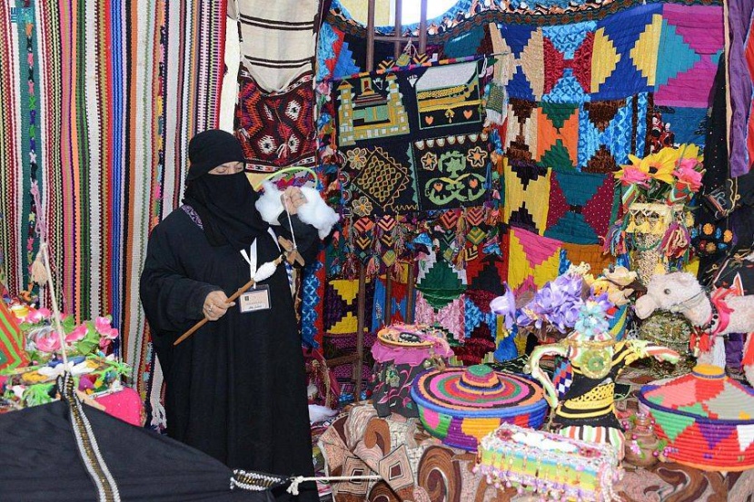 نساء الحدود الشمالية يحاكين تاريخ الآباء والأجداد بالحرف التراثية