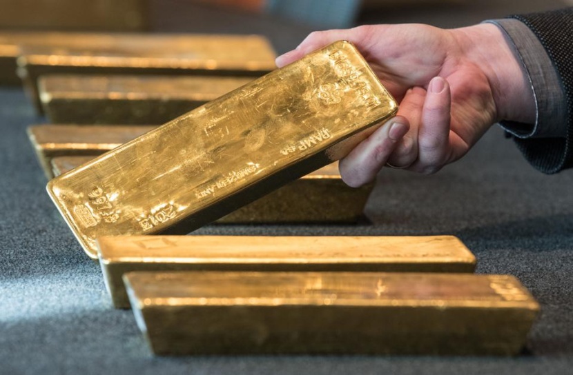 الذهب يتراجع مع صعود الدولار والبلاتين يهبط 2.7%