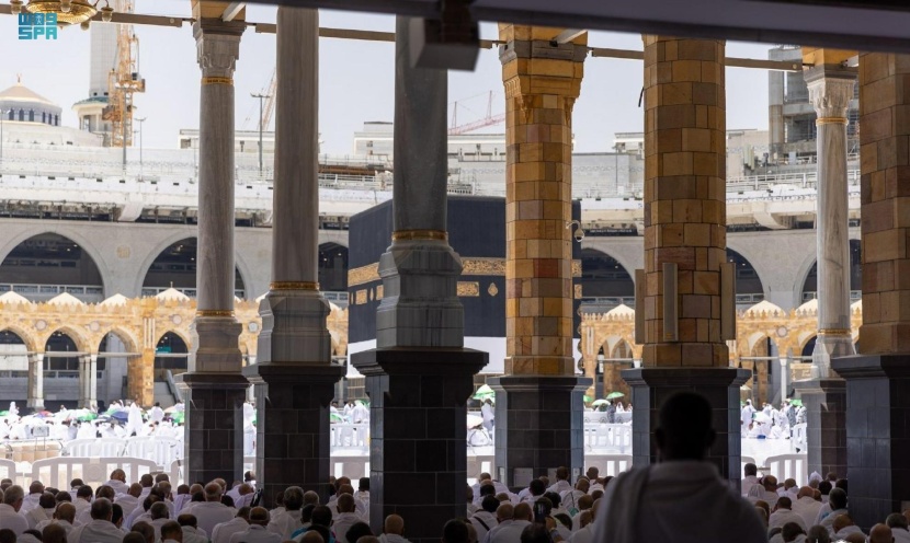 ضيوف الرحمن يؤدون صلاة أول جمعة من شهر ذي الحجة بالمسجد الحرام