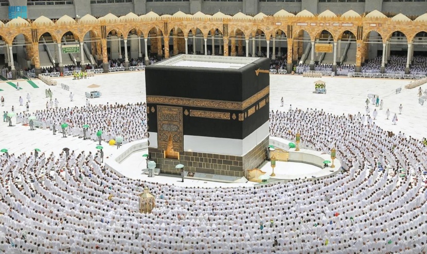 ضيوف الرحمن يؤدون صلاة أول جمعة من شهر ذي الحجة بالمسجد الحرام