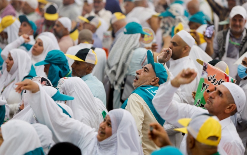  حجاج بيت الله الحرام خلال رمي الجمرات في مشعر منى