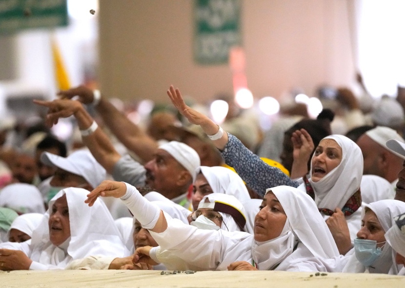  حجاج بيت الله الحرام خلال رمي الجمرات في مشعر منى