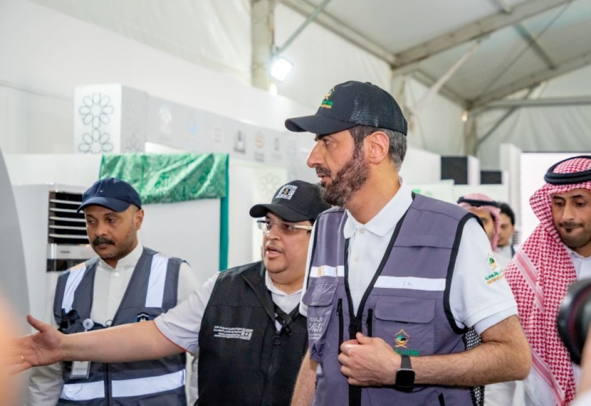 وزير "الحج والعمرة" يقف على معرض "حكاية الماء والسقيا" في المشاعر المقدسة