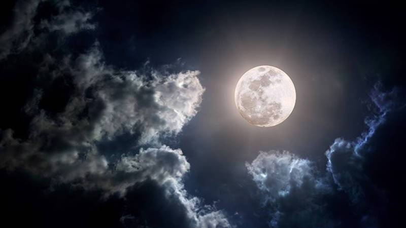 الأربعاء .. العالم على موعد مع القمر العملاق