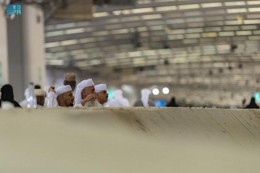  حجاج بيت الله الحرام يرمون الجمرات ثاني أيام التشريق