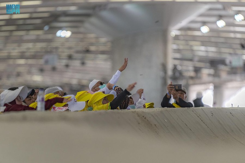  حجاج بيت الله الحرام يرمون الجمرات ثاني أيام التشريق