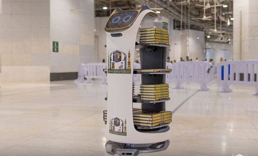 المسجد الحرام .. روبوت يوزع المصاحف على الحجاج