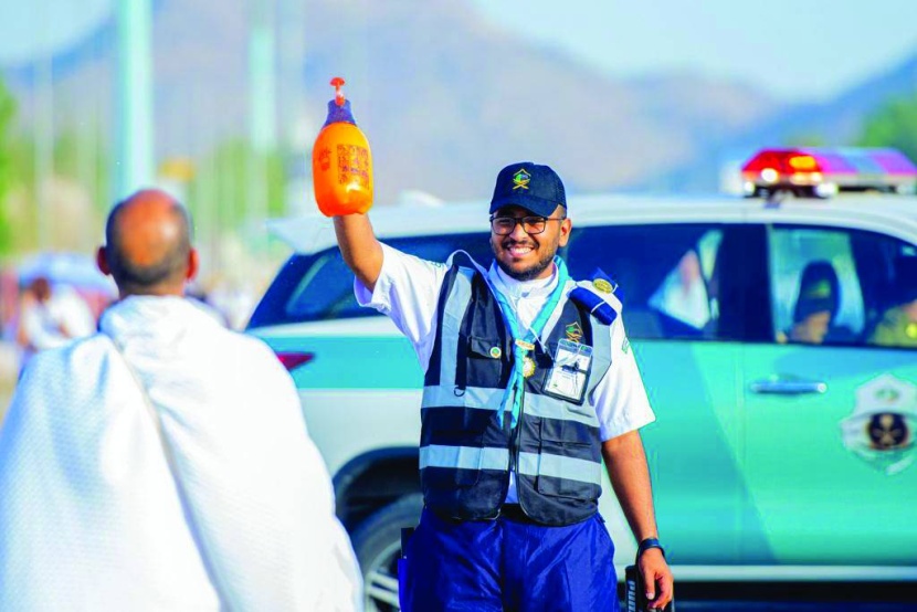 الكشاف السعودي .. ورقة رابحة يرسم الابتسامة والرضا على وجوه الحجاج